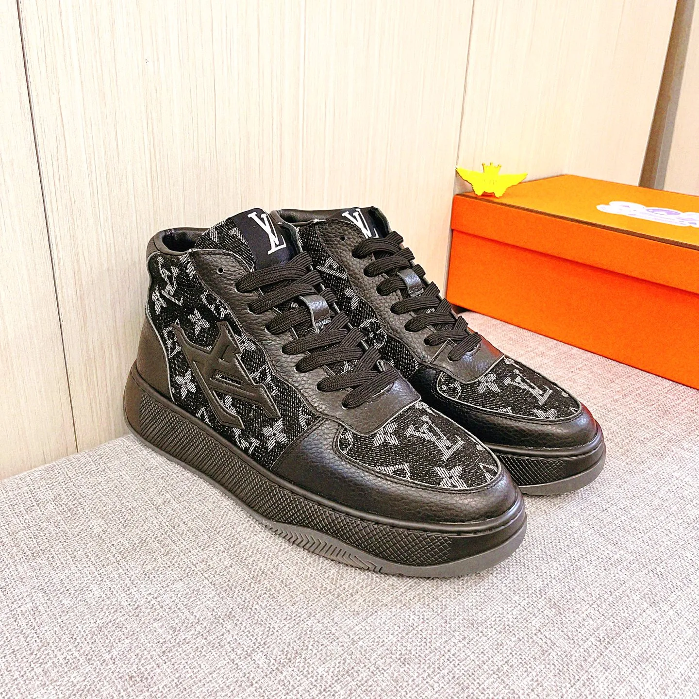 Men's shoes💰 460💰[LV]🔥Louis Vuitton, high-end men's shoes brand, official website 1:1 latest masterpiece: the upper is made of Italian imported first-layer cowhide with a comfortable and breathable lining➕original non-slip and wear-resistant outsole🔥, making walking more convenient and comfortable! An exclusive new model, a stunning work, a beautiful 1:1 replica [color] compared to the official quality! Create a fashionable personality to set off your uniqueness! A must-have for trendy men! Classic🔥Size: 38-44 Color: 🔥Multiple colors available🔥